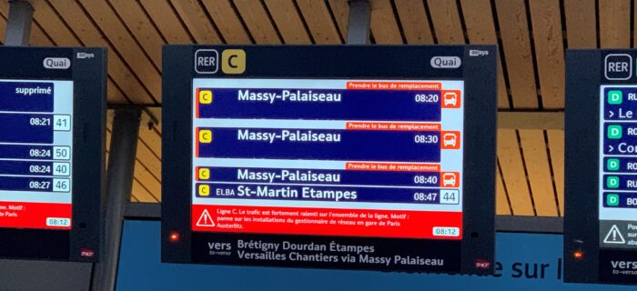 Ecrans qui affichent les bus de remplacement en gare de Juvisy